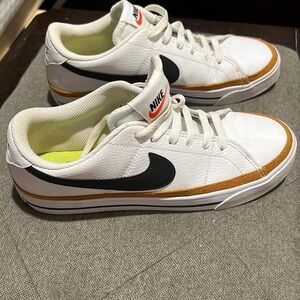 Women’s Nike legacy size 7